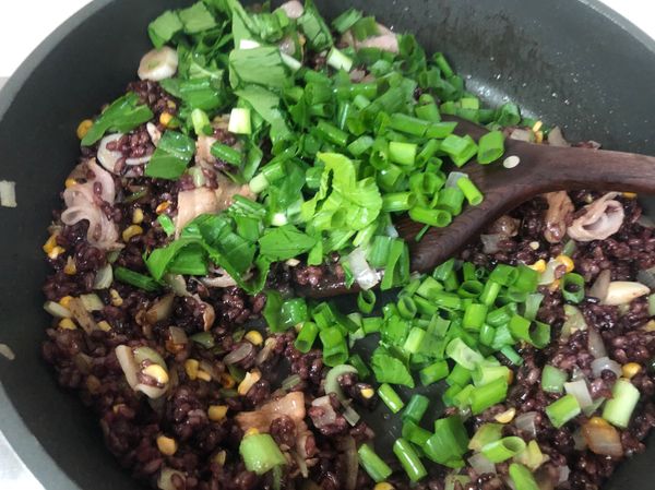 將蔥綠、青江菜葉加入
並加入醬油、黑胡椒與鹽巴
大火炒至收汁油亮