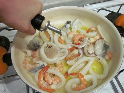 海鮮料遇熱變色後倒入白酒, 小火燒數分鐘讓酒氣蒸散.