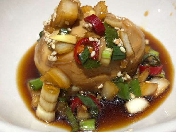 過程中可以稍微翻動雞蛋，讓沒有泡到魯汁的部分，均勻上色。