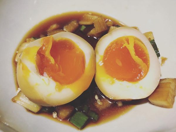 浸泡隔夜的麻藥溏心蛋就大工告成囉！連洋蔥丁都非常入味，清脆爽口呦😋