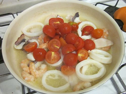 放入剖半的小番茄後小火滾煮至少五分鐘讓番茄軟化釋出果汁. 如果你要放大蝦, 建議和小番茄一起下鍋後蓋上鍋蓋小火滾煮數分鐘.

註: 有些人不加番茄, 這種做法就叫"in bianco", 因為只用了白酒調味. 你也可以試試看!