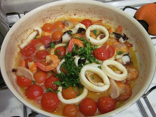 完成前一分鐘放入新鮮巴西利碎, 用鹽和黑胡椒調味並攪拌均勻.