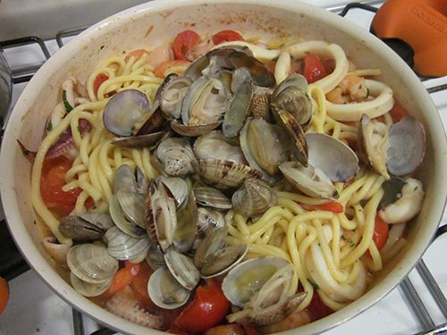 放入麵條和適量貝類後攪拌均勻, 可以加入幾匙貝類高湯增加濕度, 用小火滾煮直到醬汁呈現個人喜愛的濃稠程度後即可盛盤上桌!