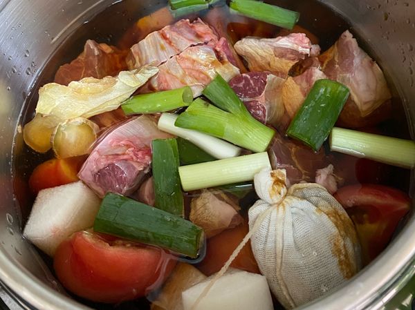 使用快鍋

將材料與滷包放入快鍋中，加入水與醬油（水與醬油比例約10:1），依照個人喜好調整鹹淡