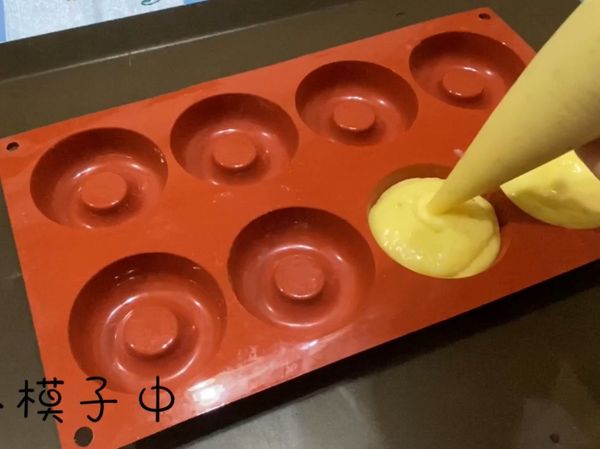 再加入融化奶油、檸檬汁、檸檬皮拌勻，擠入模子中以170度烤至金黃。