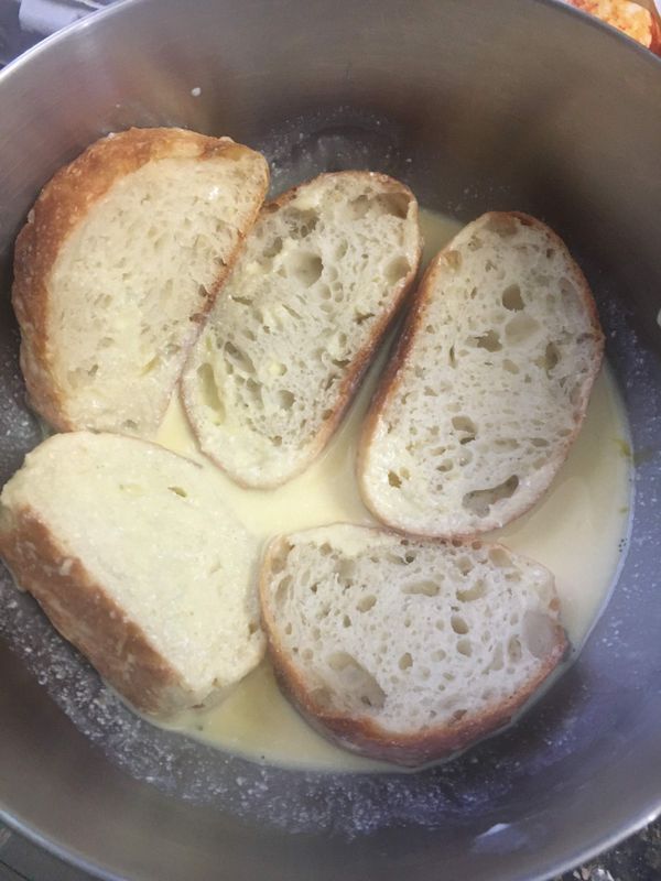 法國麵包放入，浸泡約２０分。
讓蛋液完成進入麵包體中