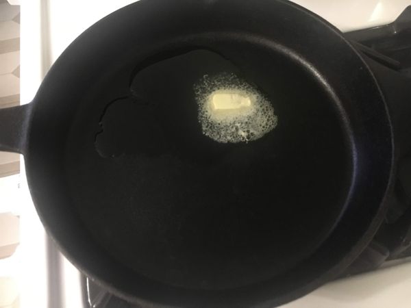 平底鍋加入橄欖油和奶油，奶油化了，把沾滿蛋液的法國麵包放入。