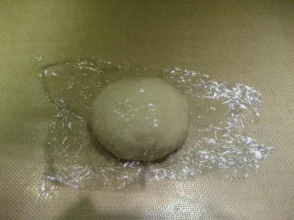 外皮製作屬於半燙麵，將滾水沖入麵粉中攪拌成鬆散的麵糰，再加入冷水調成軟硬適當的麵糰。用雙手輕輕地搓揉麵糰不要刻意用力，才不易黏手成糰即可，蓋上保鮮膜放在室溫下鬆弛約30分鐘。即可整形鬆弛後的麵糰外表光滑具有延展性。