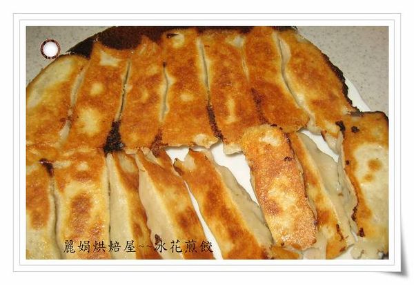 打開鍋蓋調到小火，煎至底部呈現金黃色酥脆即可，煎好倒扣在餐盤上。