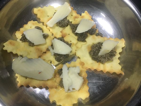 先放蘑菇黑松露醬，然後放上任何喜愛的芝士。
放入焗爐，焗3、4分鐘左右即成。
(氣炸鍋)