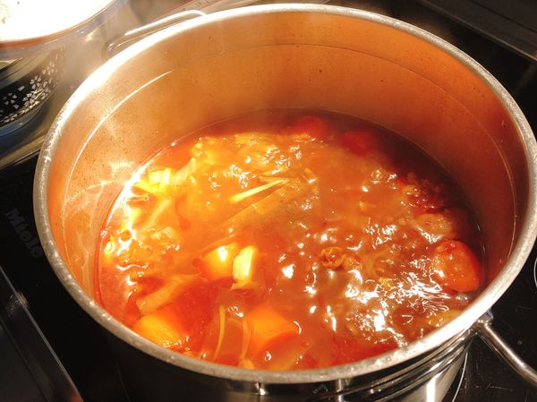 a. 牛肉先處理妥善 (跑活水, 川燙, 冷水沖洗), 切好食材並備料完成再開始.
b. 用湯鍋熱少許油煸香薑末, 依序加入煸炒: 牛肉>洋蔥, 大蒜>米酒, 豆瓣醬>糖>醬油>紅蘿蔔>加入2000ml水, 滷包
c. 蓋上鍋蓋大火煮滾, 轉中小火煮40-60分鐘至牛肉軟嫩.