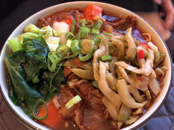 將青菜, 配菜, 麵條備妥後組裝就是一碗豐富的辣紅燒牛肉麵.
