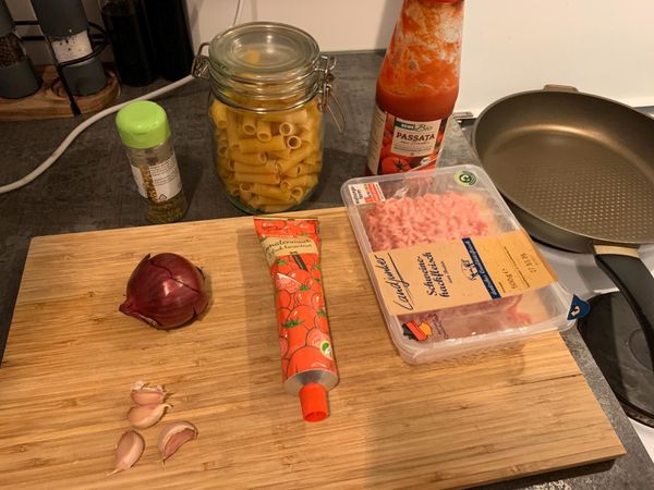 食材準備好
洋蔥大蒜切碎
準備一個炒鍋一個湯鍋滾水煮麵
我喜歡義大利麵硬一點的口感，大概滾5分鐘就可以拿起來在旁邊預備