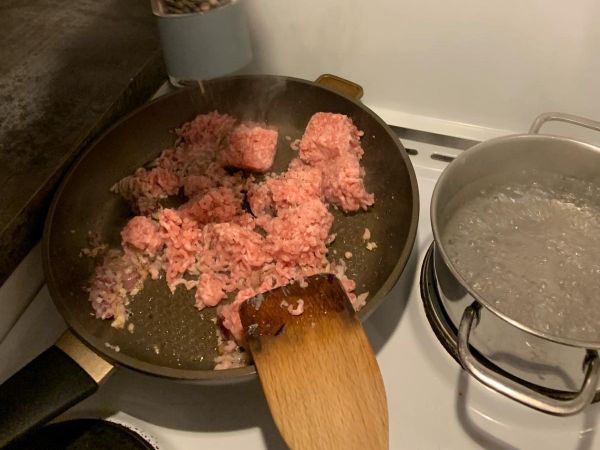 加入黑胡椒粉和鹽調味