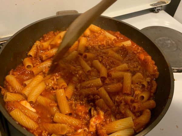 把八分熟的義大利麵加下去
建議滾水煮麵的時候煮到八分熟就好 不然會太軟
加入mozzarella起士
混合食材