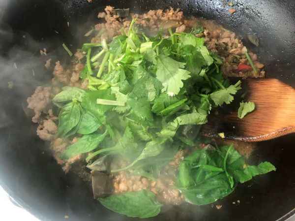 加醬油、糖、胡椒拌炒