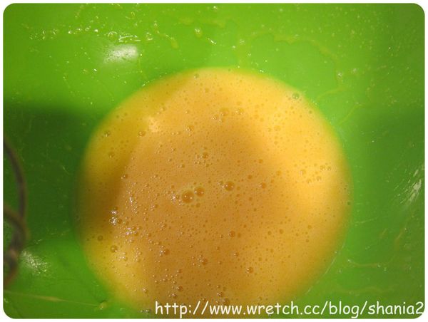加入蛋汁, 用打蛋器打到稍微呈現白色