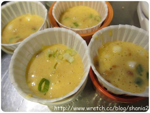 加入鬆餅粉, 攪拌均勻之後, 在灑入蔥花與肉鬆, 攪拌均勻後, 就可以倒入模型.