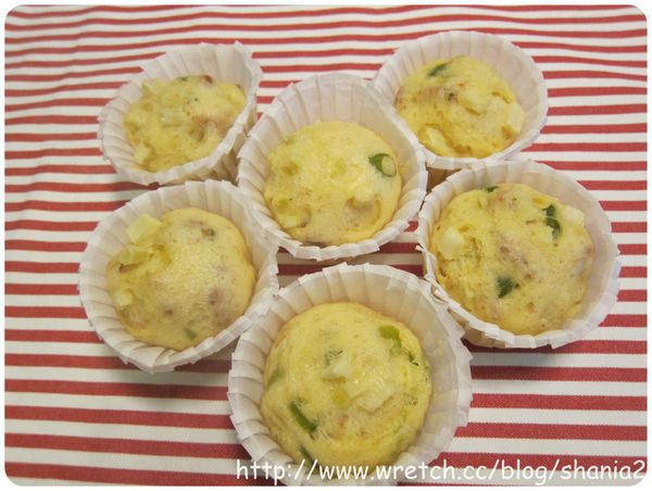 蒸籠必須要事先加熱, 之後再放入蛋糕糊. 大火蒸約15分鐘. 就完成囖