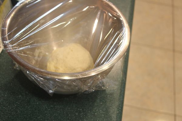 揉成麵糰後，蓋上保鮮膜，醒10分鐘。