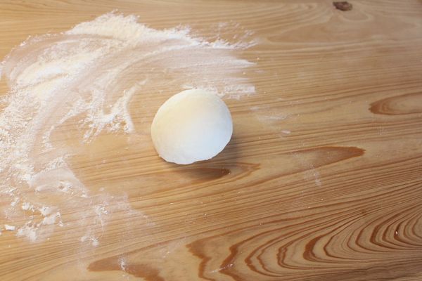 醒好後，揉成表面光滑的麵糰。