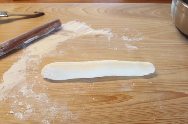 再次醒過後，將麵糰直接搓成長條狀。