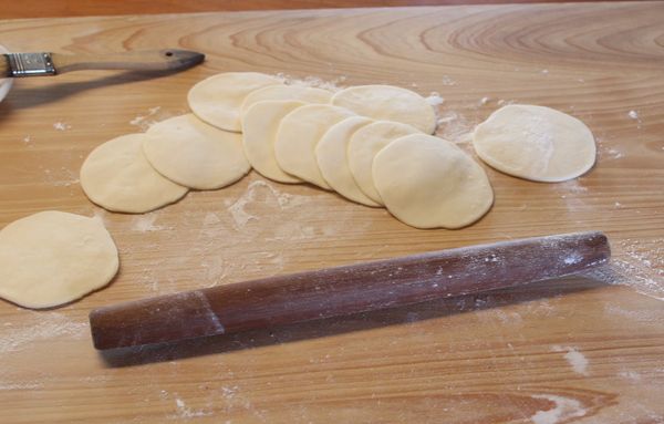 桿成像水餃皮大小的麵皮。