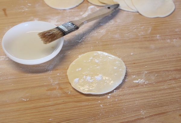 蓋上另一張麵皮，灑上一些麵粉。灑麵粉會有一些油酥的作用。