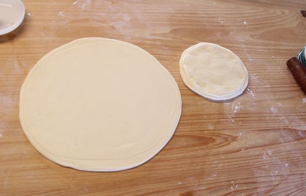 再將麵皮疊桿成很薄的麵皮。