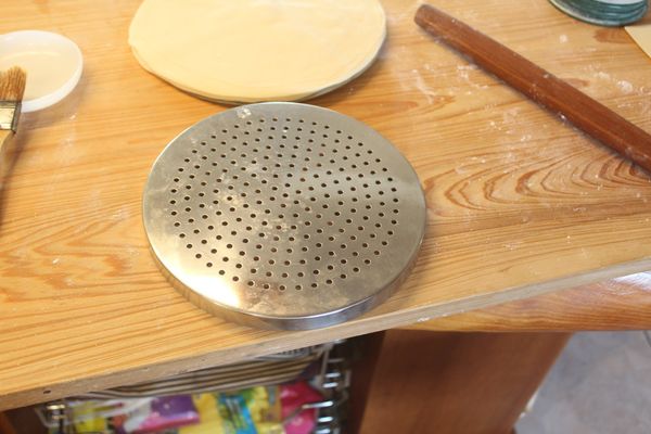 將麵皮放在蒸盤上。