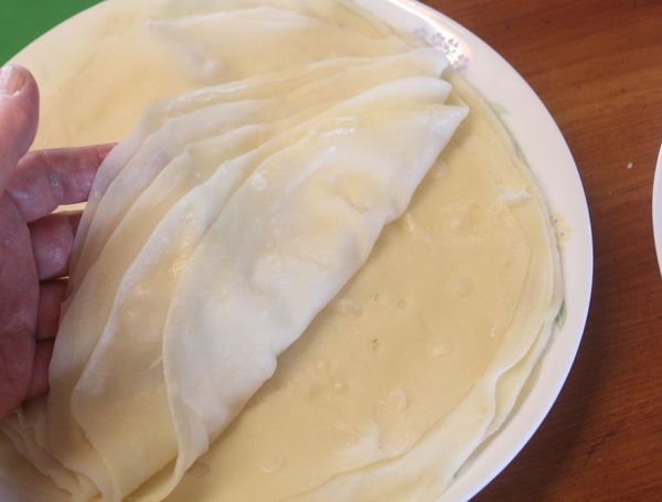 可以輕易撕下一張張麵皮，不會像烙好的春卷皮容易沾黏容易破。