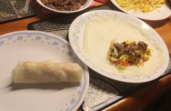 雖然跟傳統春卷皮口感風味略有不同，但是一樣好吃好包。感覺這種春卷皮可以來延伸做其他的料理。如果做小一點，厚一點，應該就是我們吃烤鴨時的麵皮了。