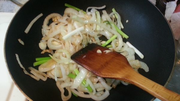 起熱鍋放洋蔥拌炒開來，再放入青蔥跟蒜頭一起爆香，要拌炒到有香味喔!