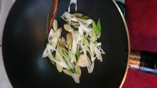 熱鍋加入得意的一天橄欖油爆香蒜苗