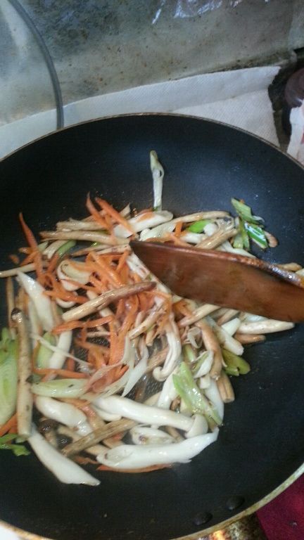 打開鍋蓋就可以加入調味料根胡椒粉拌一下，起鍋囉