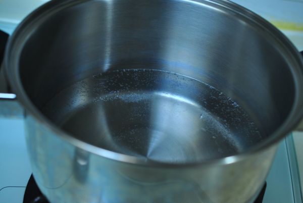 取一鍋,鍋內放入適量水燒開.