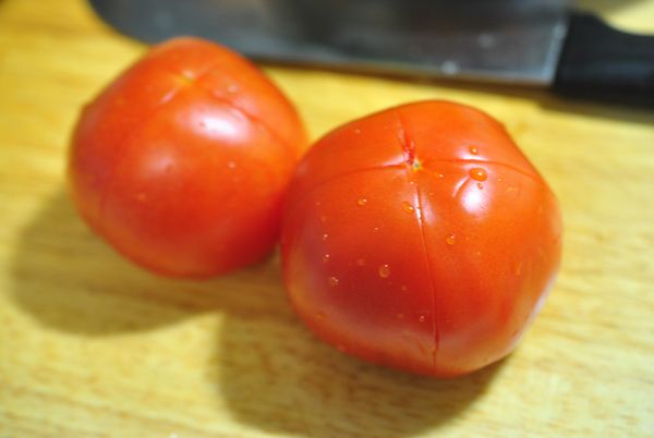 牛番茄底部輕畫十字.