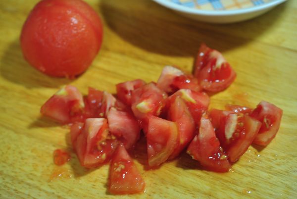 番茄切成適口大小.