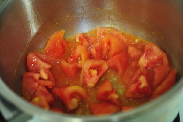 取一湯鍋,放入一匙油,微熱後放入番茄丁.(中小火)