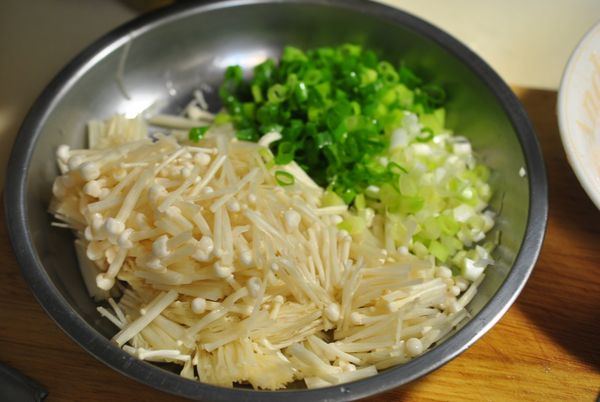 金針菇100克,去除底部,洗淨後,切為約2分分的小段,蔥切蔥花狀.