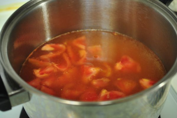 炒過番茄後,再加入1000cc的水.