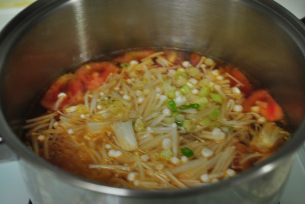 水燒開後放入金針菇及蔥白部份.