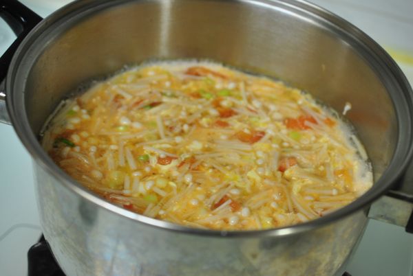 燒開後淋上蛋液.(中火)並稍作攪拌.