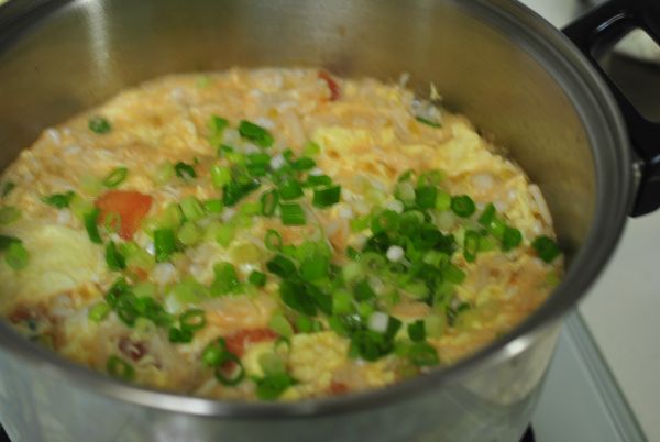 水再次滾後,放入蔥綠攪拌一下即可熄火.