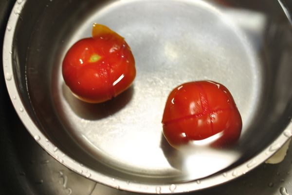 番茄移至冷水中,剝去蕃茄皮.