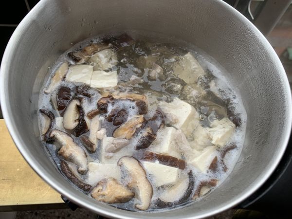 1000cc水煮滾，放入香菇、豆腐