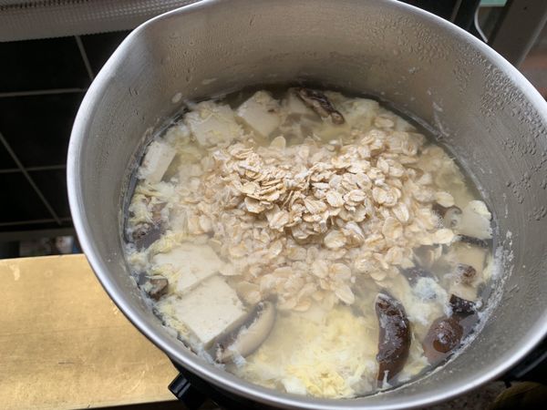 關火加入大燕麥片泡軟
