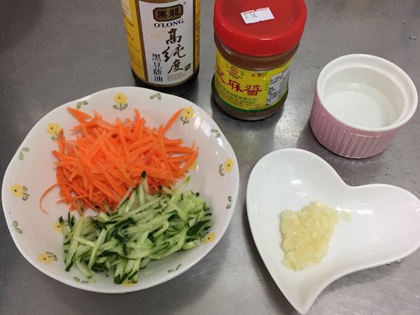 醬料：芝麻醬、蔭油、蒜泥、開水。
蔭油有甘甜味較合適，若是用醬油需加一點糖。若用蒜泥比較不會吃到顆粒的蒜沫，蒜沫會辣，看個人喜歡，我喜歡有點辣所以用蒜沫。

配料：紅蘿蔔、小黃瓜刨絲，一人份。小黃瓜和麻醬味道很合，可以多一點。若不喜歡生生的味道，泡熱開水再撈起。