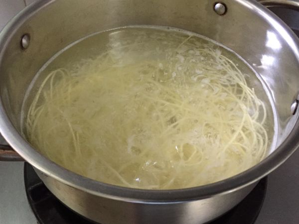 煮麵，秘訣是不要太熟，吃起來QQ的就趕快撈起，這時麵心剛熟，這樣的口感最好