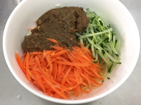 放上紅蘿蔔絲、小黃瓜絲、芝麻拌醬